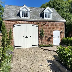 https://central-location-riverside-cosey-cottage-close-to-beaches.bournemouth-hotels.org